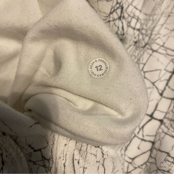 Lululemon Warm Down Joggers sweatpants 7/8 Length
Thread Dye White Black-size 12 - Picture 12 of 13